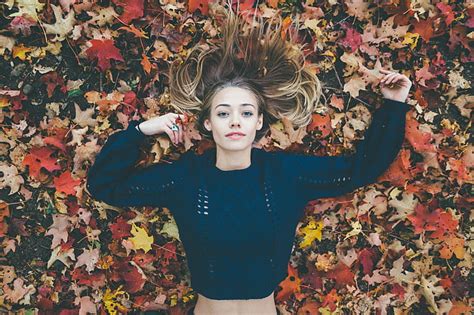 女性、 ザック・アリア、 金髪、 青い目、 腕を上げる、 背中に横たわる、 見る人を見る、 葉、 青いセーター、 Hdデスクトップの壁紙 Wallpaperbetter