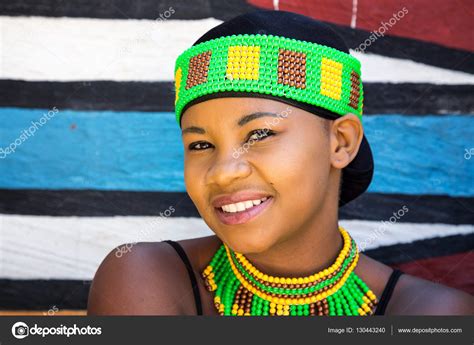 zulu kvinna i traditionell pärla arbete kostym redaktionell stockfoto © rixipix 130443240