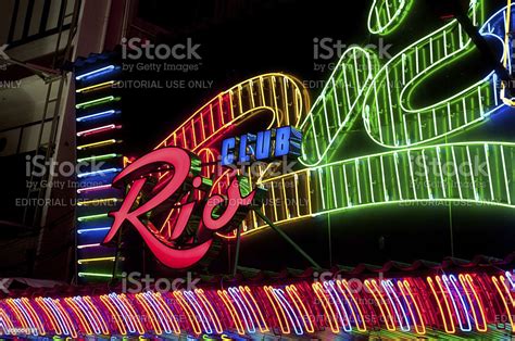 Neon Lights Über Club Rio Gogo Bar In Bangkok Thailand Stockfoto Und