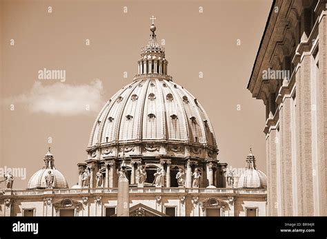 St Peters Basilica Dome Hi Res Stock Photography And Images Alamy