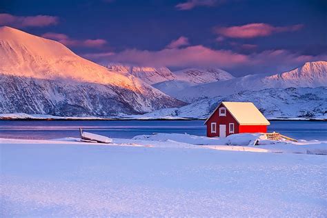 20 Lonely Little Houses Lost In Majestic Winter Scenery Snow