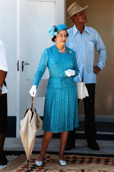 How Queen Elizabeth Uses Fashion To Secretly Throw Shade