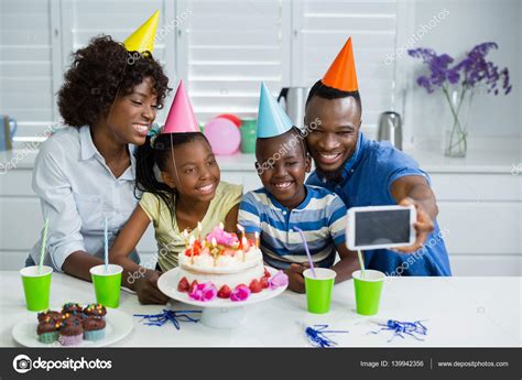 Realmente todo está hecho en casa. Familia feliz celebración de fiesta de cumpleaños en casa ...