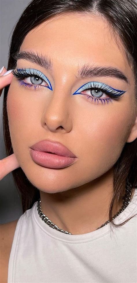 stunning makeup looks 2021 blue and electric blue makeup look