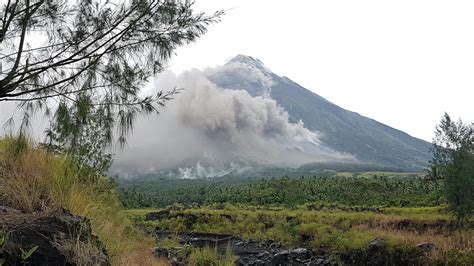 Philippines Thousands Flee As Volcano Readies To Blow Philippines