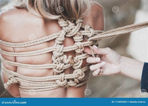 La Femme Bondissent Avec Une Corde Dans Le Shibari Japonais De Technique Image Stock Image Du