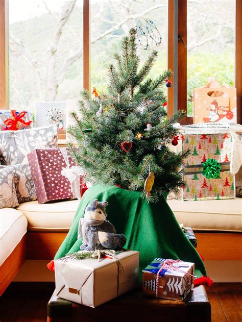 Society distraction accuweather holiday buzzworthy trending christmas watercooler weather. 7 Proven Tips and Tricks to Make a Christmas Tree Last ...