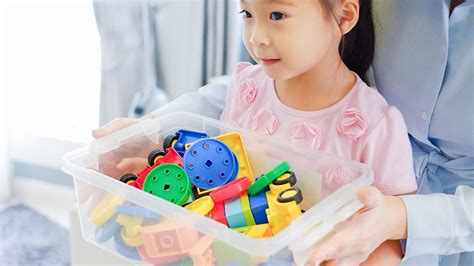 Cara Menyenangkan Ajari Anak Membereskan Mainan Berkeluarga