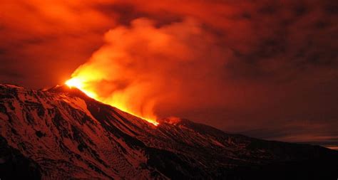O etna é um vulcão activo situado na parte oriental da sicília (itália), entre as províncias de messina e catânia. Vulcão Etna volta a entrar em erupção - Confira o vídeo!