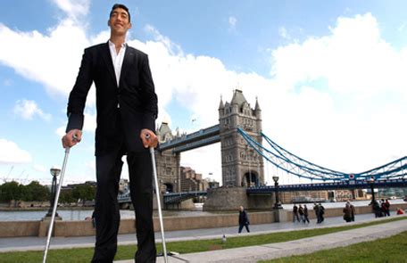 World S Tallest Man Has Stopped Growing Offbeat Emirates