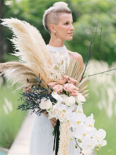 floral wedding traditions why do brides carry flowers