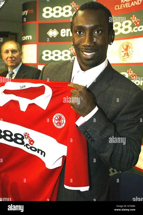 Jimmy Floyd Hasselbaink Zeigt Sein Neues Shirt Nach Der Unterzeichnung