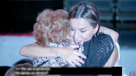 El Abrazo Entre La Reina Letizia Y Marujita Youtube