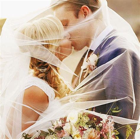 15 Unique Wedding Photography Pose Ideas For Couples