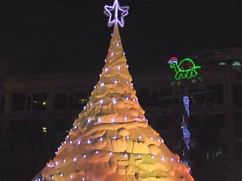 The Sandi Tree In West Palm Beach Stands 35 Feet Tall And Is Made From