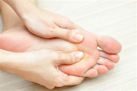 Here’s Why It’s So Important For You To Massage Your Feet Before Going To Bed