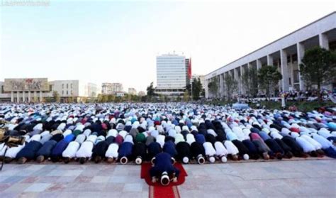 fundjava në izolim komuniteti mysliman shqiptar uron besimtarët për bajramin ta festojmë të