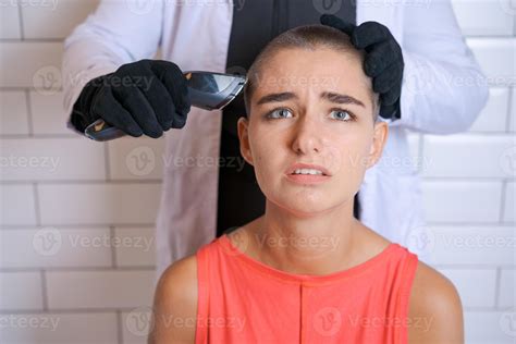 Mujer Joven Se Est Afeitando La Cabeza A La Fuerza Con Una Maquinilla