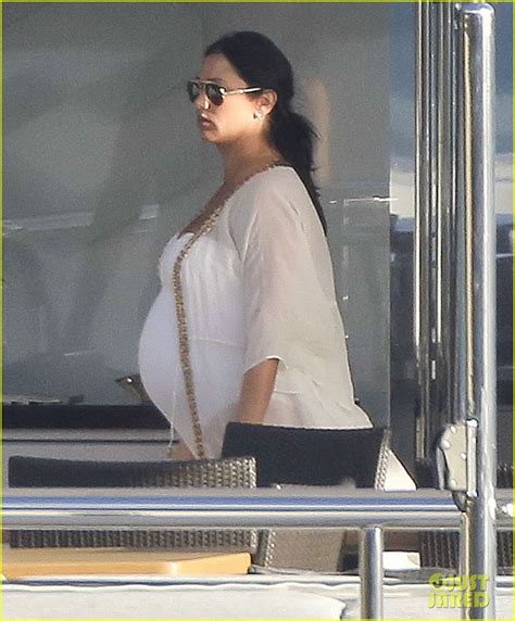 simon cowell and very pregnant girlfriend relax on a yacht photo 3023668 pregnant celebrities
