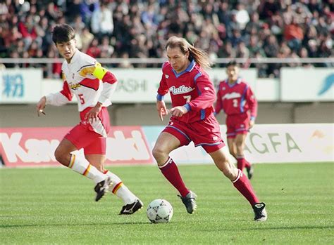 قائد منتخب فرنسا، الذي رفع كأس العالم الوحيدة التي توج بها منتخب بلاده عام 1998 وكأس أوروبا عام 2000، لعب 103 مباريات دولية، والآن المدير الفني. البرازيليون الذين ساهموا في تطوير كرة القدم اليابانية ...