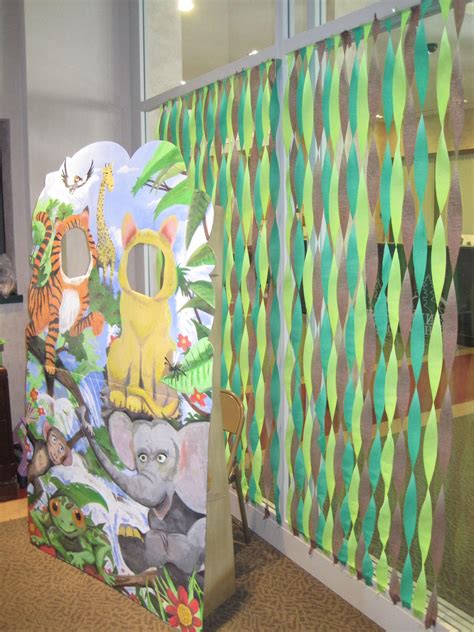 See more ideas about safari birthday, jungle theme birthday, safari party. slingers leuk als versiering aan deur of raam ...