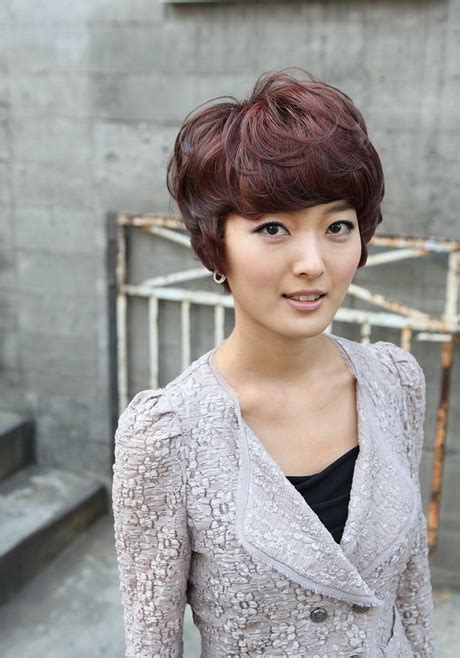Bob haircuts always look stylish no matter what variation of the hairstyle you want to adopt. Korean short hairstyle for women