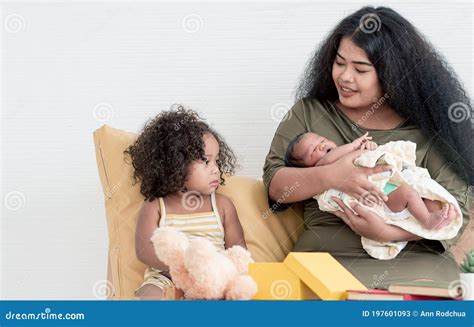 Madre Africana Cuidando A Sus Hijos Imagen De Archivo Imagen De