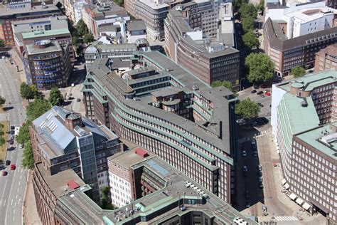Das chilehaus von fritz höger ist eines der markantesten gebäude im hamburger kontorhausviertel. Chilehaus Hamburg - mal von oben Foto & Bild | architektur ...