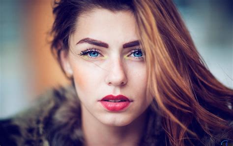 обои лицо женщины модель портрет длинные волосы голубые глаза Красный Фотография
