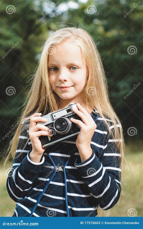 Милая маленькая девочка с винтажной камерой дальномера Стоковое Изображение изображение
