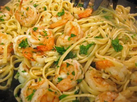 Oil in a large skillet over medium heat. creamcheeseandfeelings: Simple shrimp pasta