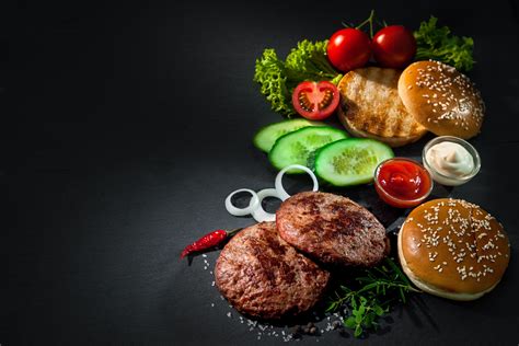 Свежие продукты для гамбургера на сером фоне обои для рабочего стола
