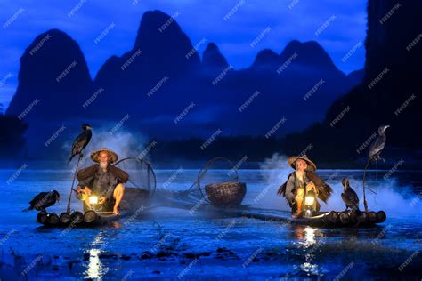 Premium Photo Fisherman Of Guilin Li River And Karst Mountains