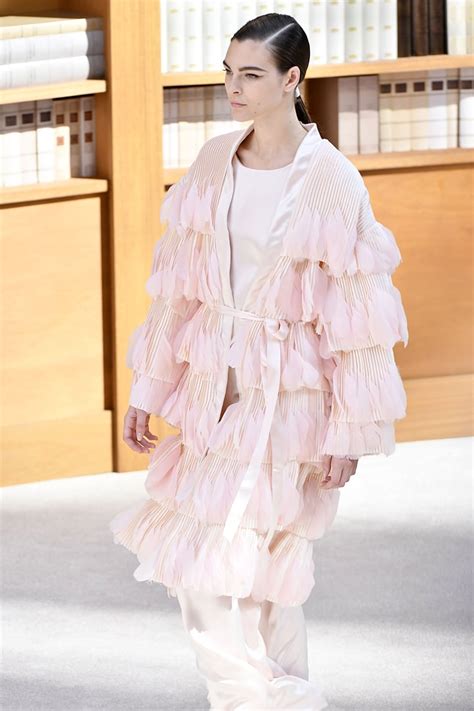 Julia Garner S Chanel Flapper Outfit During The Emmys Popsugar Fashion