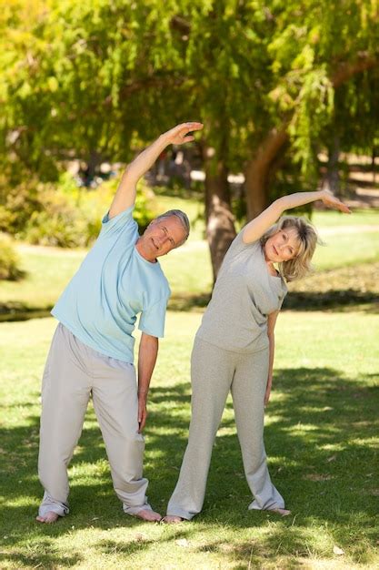 Premium Photo Mature Couple Doing Their Streches In The Park