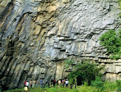 Batu ialah merupakan sebuah benda padat yang terbentuk dari mineral bumi.begitu banyak manfaat dari batu yakni dapat dugunaka untuk membuat kerajinan atau bahan bangunan. Panjat Tebing di Batu Dinding Kilo Tiga « Go Celebes