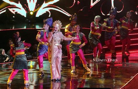 Berlangsung pada 30 jun 2001, siti nurhaliza sekali lagi menjayakan konsert mega beliau, selepas konsert pertama dua tahun. #Showbiz: Siti raises the roof in knockout concert at ...