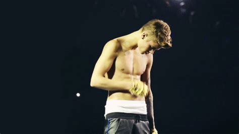 Bananas Famosas Gif Justin Bieber Sensualizando Sem Camisa No Show