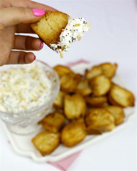 Easy Everything Bagel Cream Cheese Dip With Bagel Chips The Lindsay Ann