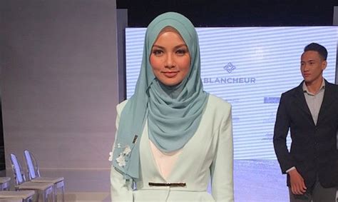 Noor neelofa binti mohd noor (lahir 10 februari 1989) ialah seorang pelakon, pengacara dan model wanita malaysia. Neelofa Nafi Tudung Jenama Naelofar Dijahit Di Vietnam