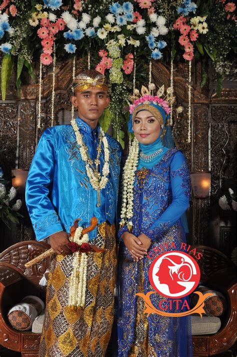 Rias pengantin akad nikah diperuntukkan untuk pengantin dalam menjalani ijab kabul atau pemberkatan. Rias Pengantin Jawa Muslimah Jilbab Modern