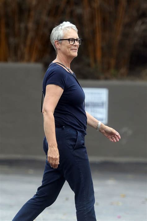 Actress and author jamie lee curtis's screen career arced from early success as a heroine in peril in horror films like halloween (1979) to critical praise and awards for brassy turns in. Street Style - Jamie Lee Curtis Out in Pacific Palisades ...