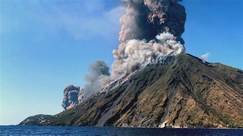 Italia iˈtaːlja (listen)), officially the italian republic (italian: Vulkanausbruch in Italien: Touristen springen am Stromboli ...