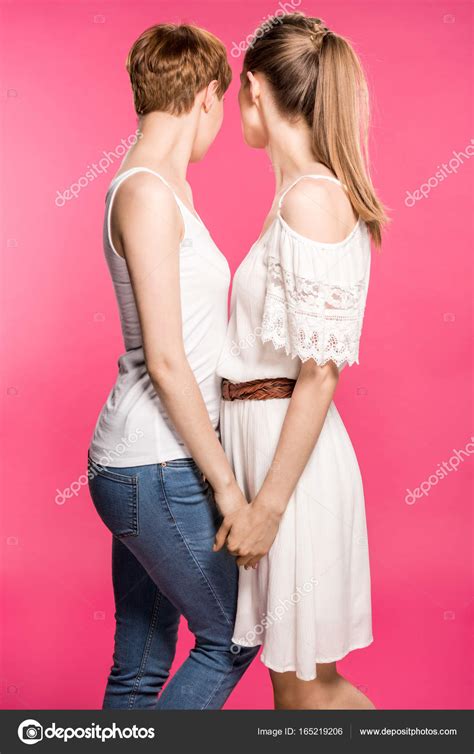Lesbianas Pareja Sosteniendo Manos Fotografía De Stock © Dimabaranow 165219206 Depositphotos