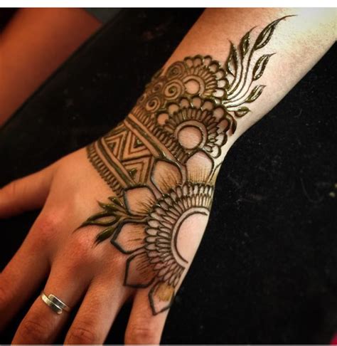 Pin By Noor Tariq On Henna Art Mehndi Designs For Hands Henna