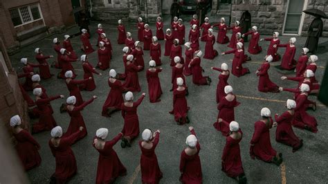 Review ‘the Handmaids Tale Season 2 Moves Into A Dark Future The New York Times