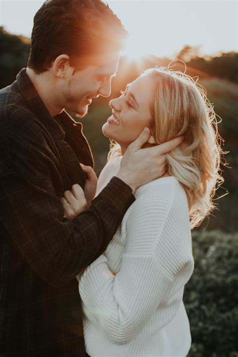 What A Darling Pose For Couples And That Light Engagement Pictures Poses Wedding Engagement