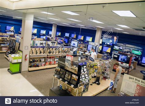 Aventura mall is one of the most popular shopping centers in miami where you can buy clothes of popular brands, eat deliciously and just relax. Aventura Mall Miami Stock Photos & Aventura Mall Miami ...