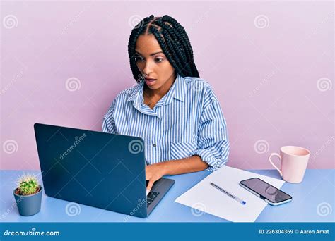 Hermosa Mujer Hispana Trabajando En La Oficina Con Una Laptop Asustada Y Asombrada Con La Boca