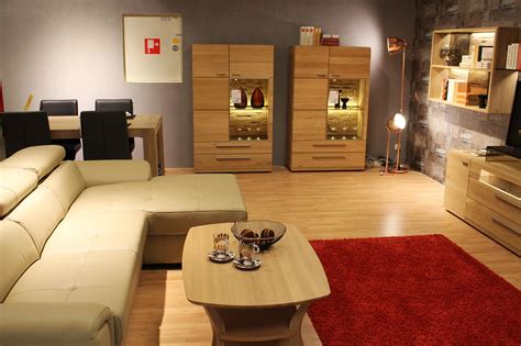 Ecco quali sono ufficialmente i colori del 2021, perfetti da utilizzare per la vostra casa: Parquet e colori delle pareti: consigli per abbinarli